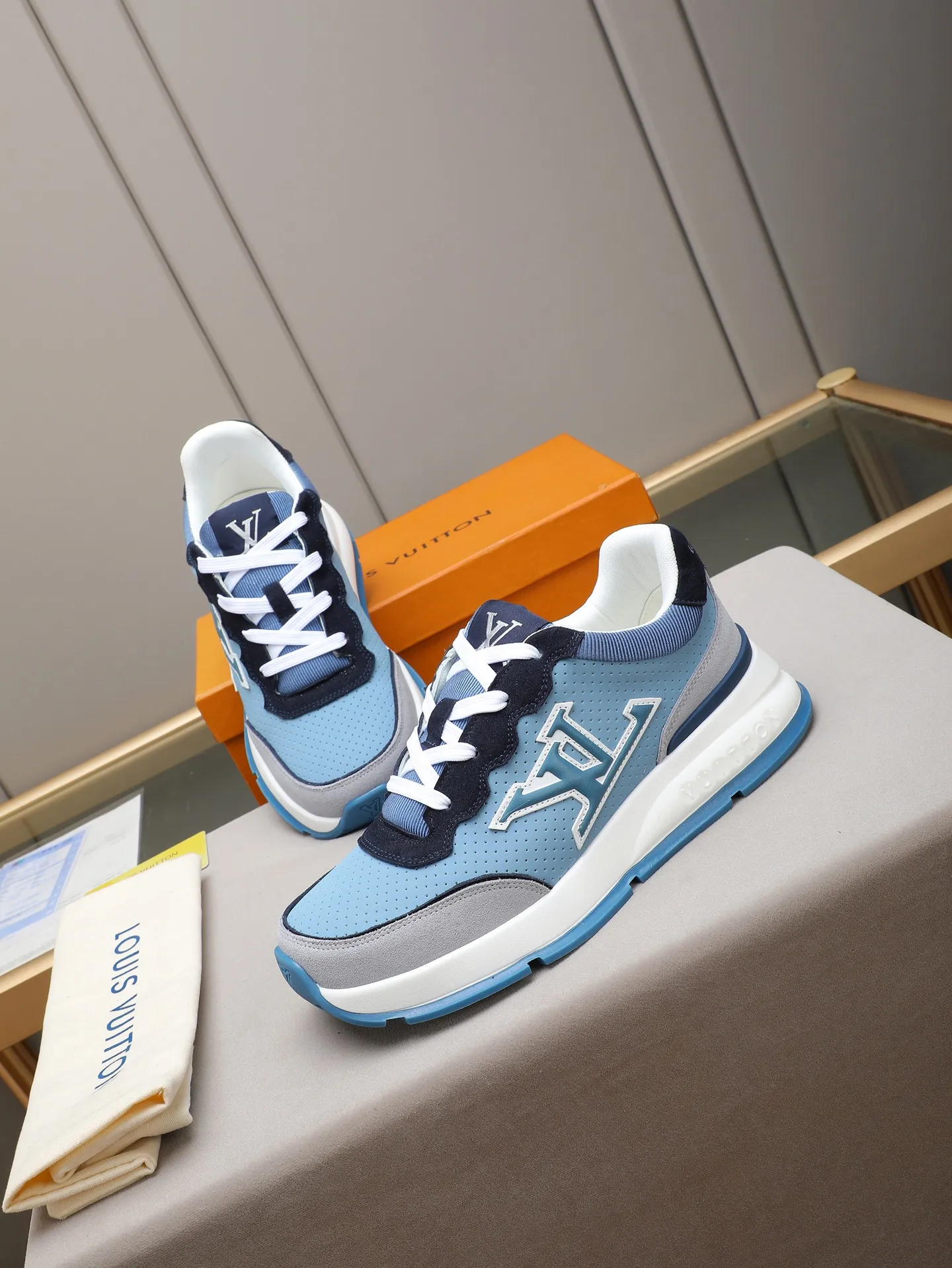 Men's shoes 💰460 Brand: LOUIS VUITTON Louis Vuitton LV Size: 38 39 40 41 42 43 44 (45 customized) Fabric: original cowhide cowhide 🔸Inside of: mesh 🔺Sole: counter foam outsole